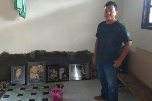 Kreatif, Pemuda Asal Lamongan Bikin Lukisan Berbahan Dasar Scotlight