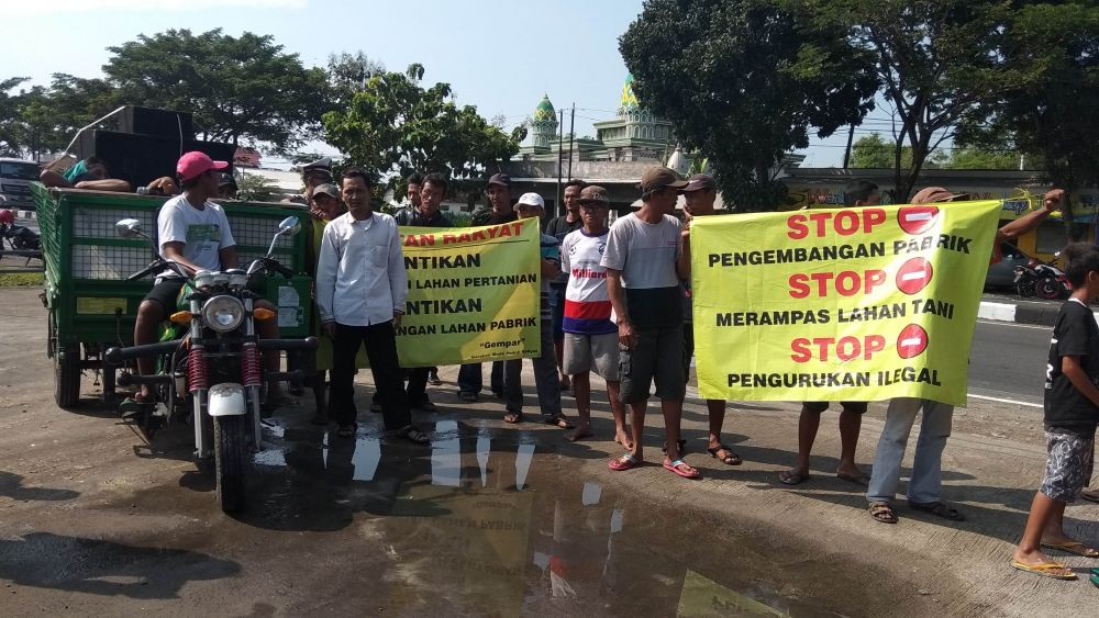 Pelebaran Akses Pabrik Ancam Sawah, Warga Lamongan Turun ke Jalan