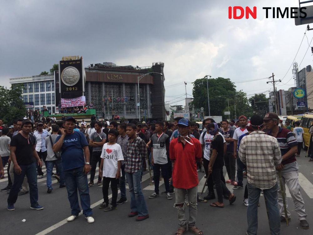 Geruduk Bawaslu Sumut, Massa GNPF Minta Jokowi Didiskualifikasi