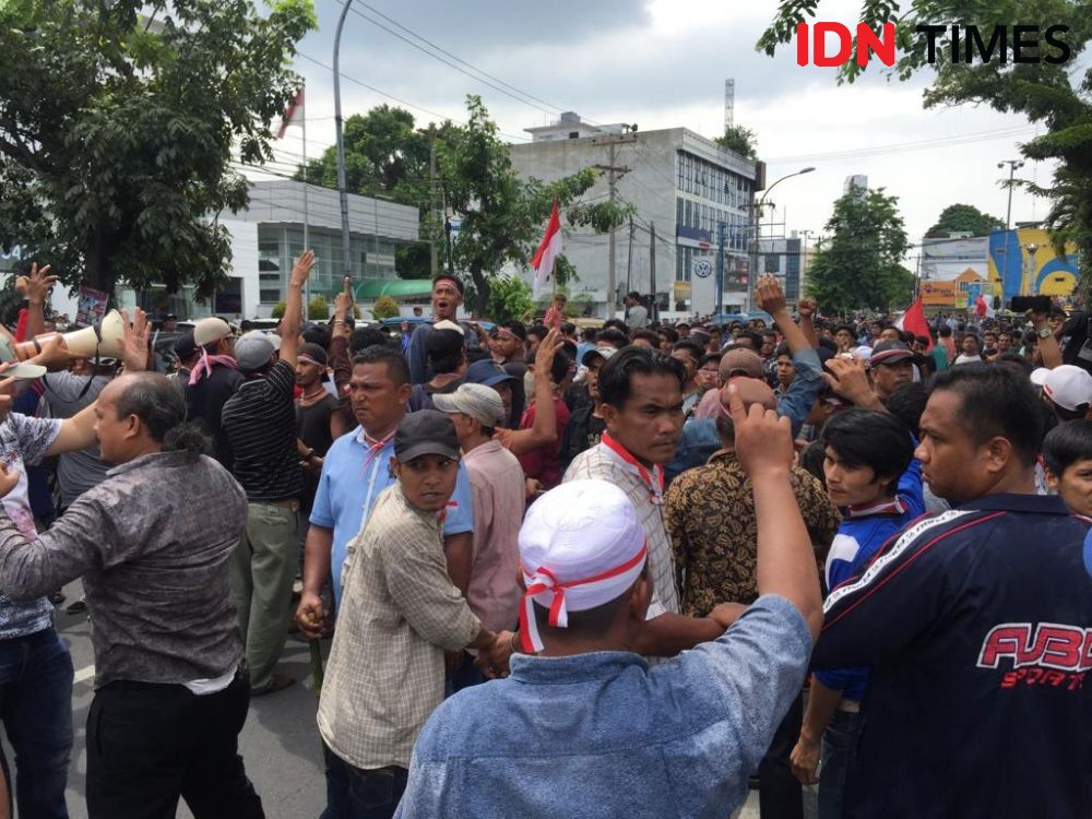 [FOTO] Massa Tenteng Kayu Hingga Tudingan GNPF Soal Kecurangan Pemilu 