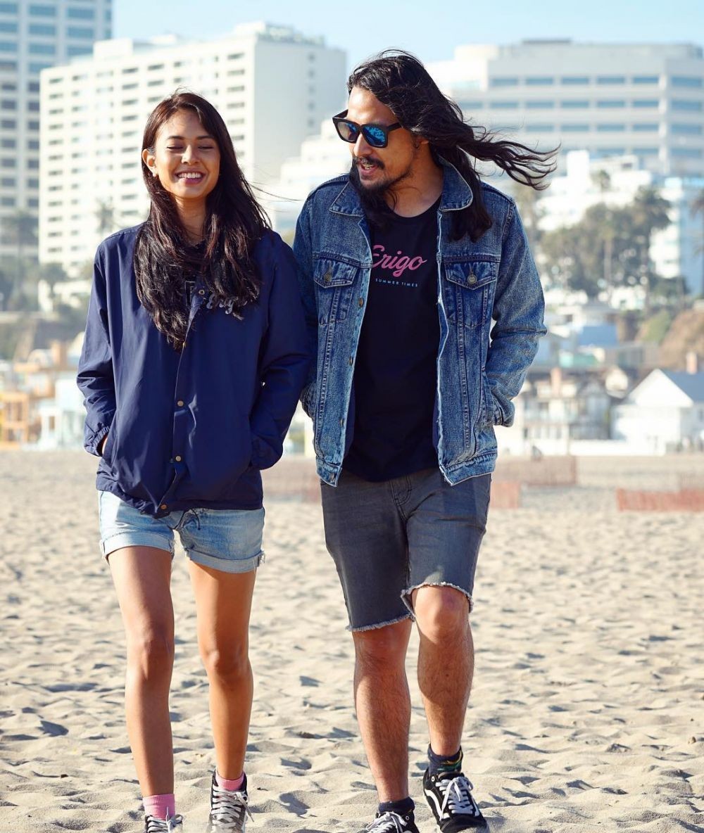 12 Potret Kece Aurelie Moeremans Dengan Body Goals Liburan di Pantai