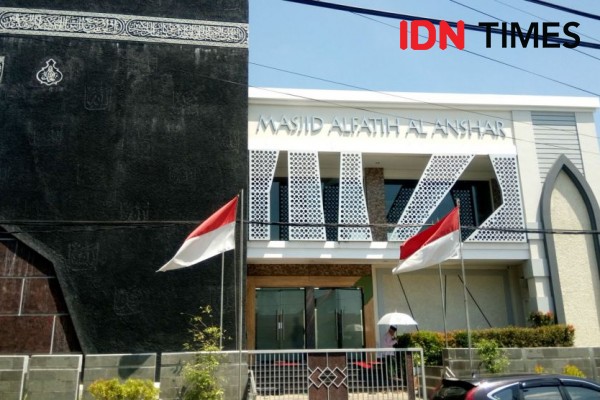 Potret Masjid Dengan Arsitektur Unik Mirip Kabah Di Makassar