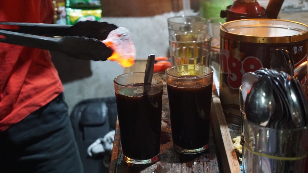 Angkringan Lik Man, Kisah Kopi Joss yang Merekatkan Persahabatan