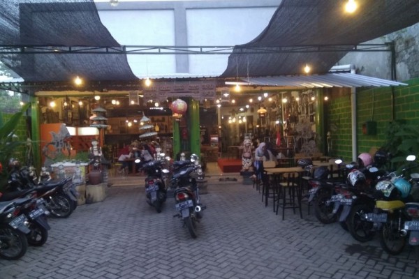 Unik, Buka Puasa Es Krim Pakai Gayung Plastik di Madiun