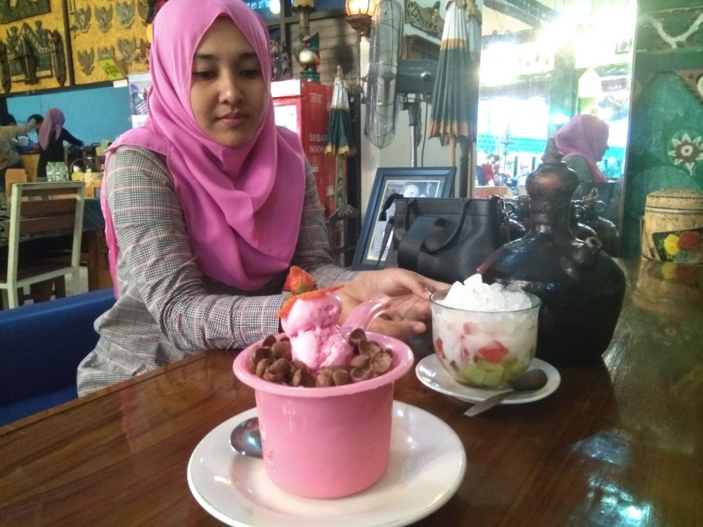 Unik, Buka Puasa Es Krim Pakai Gayung Plastik di Madiun