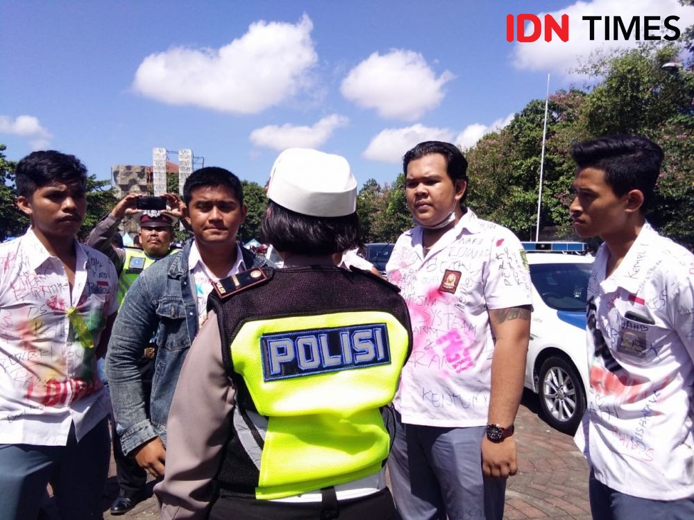 7 Potret Euforia Kelulusan Siswa SMA/SMK di Denpasar Dikawal Polisi