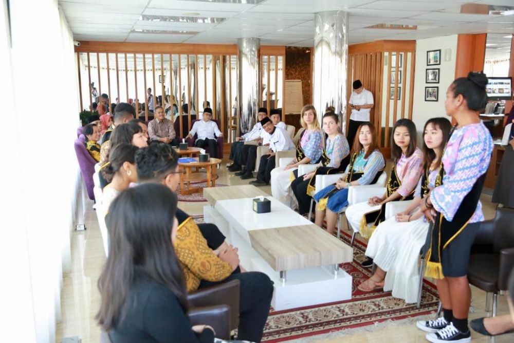 Belajar Budaya, 13 Mahasiswa Bule Menetap di Banyuwangi Tiga Bulan