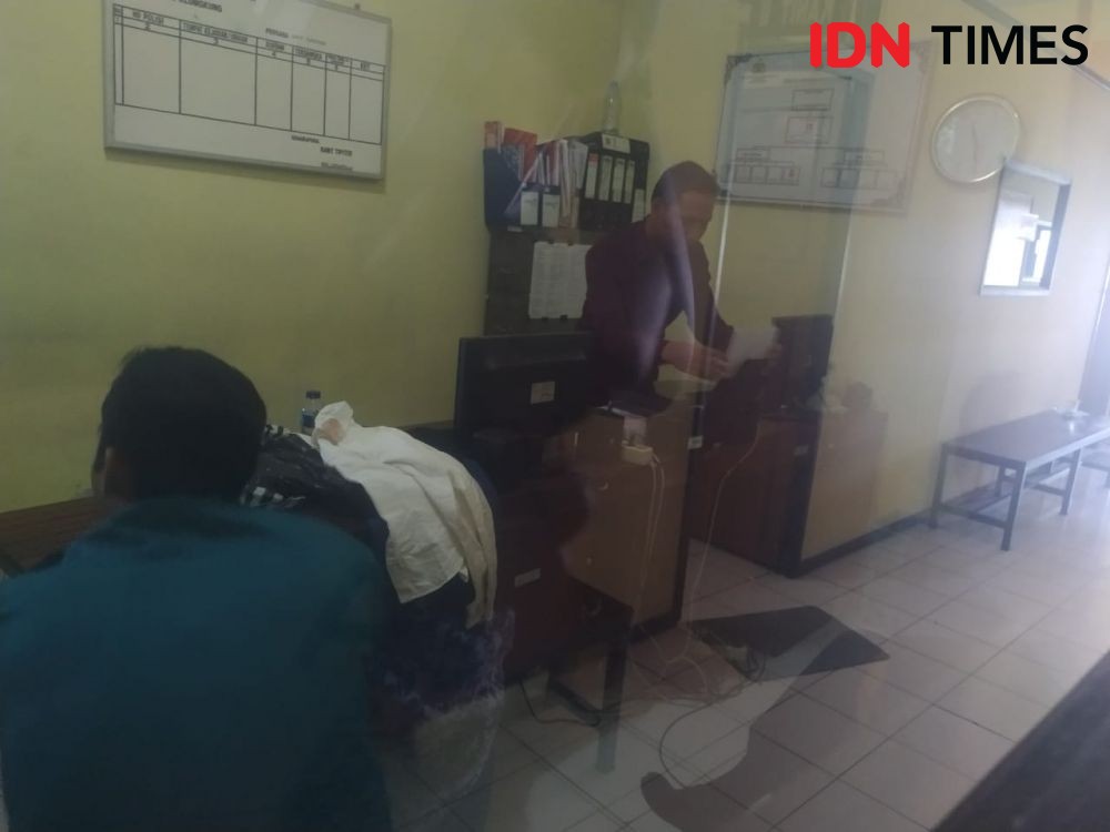 Kepala Sekolah di Klungkung Terekam CCTV Jambak Siswinya