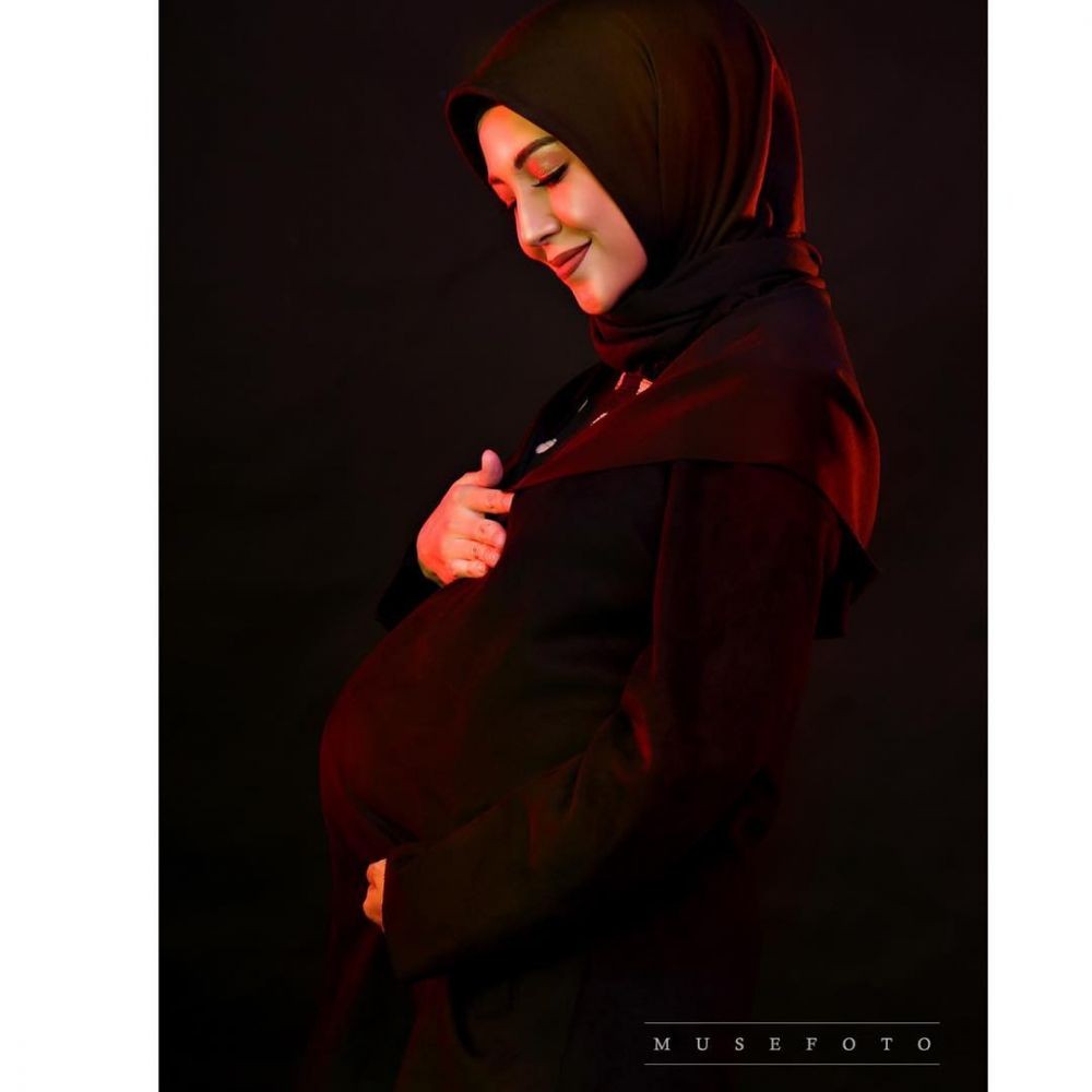 Tengah Hamil Anak Kembar, Inilah 10 Potret Maternity Ratna Galih