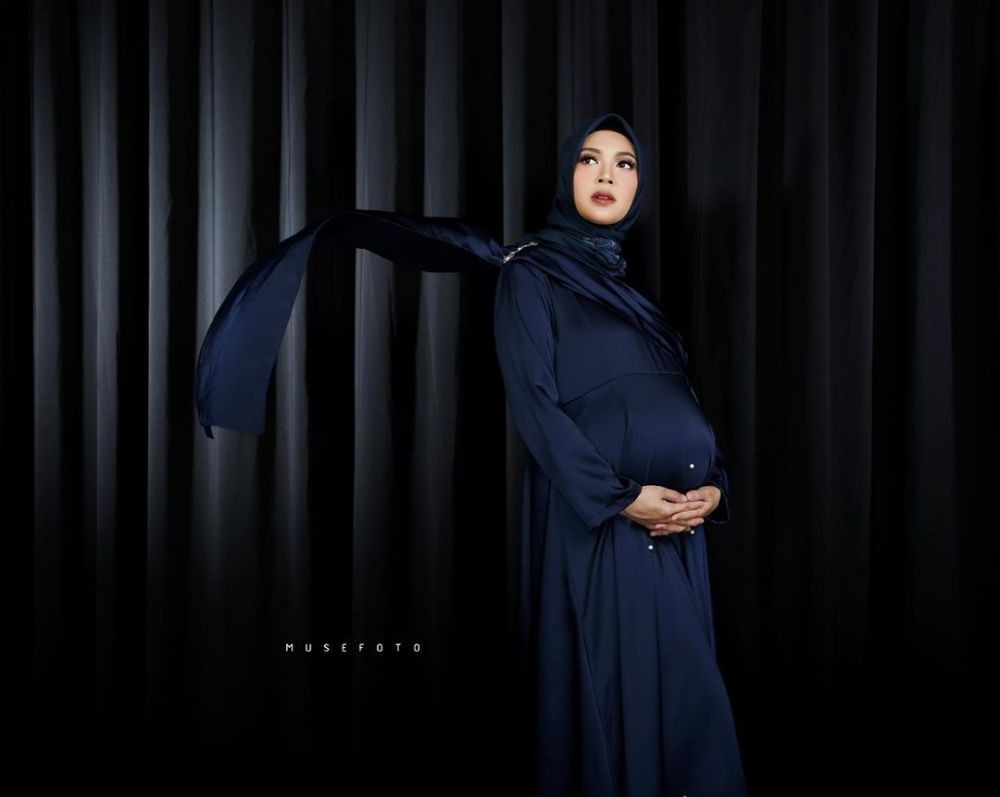 Tengah Hamil Anak Kembar, Inilah 10 Potret Maternity Ratna Galih