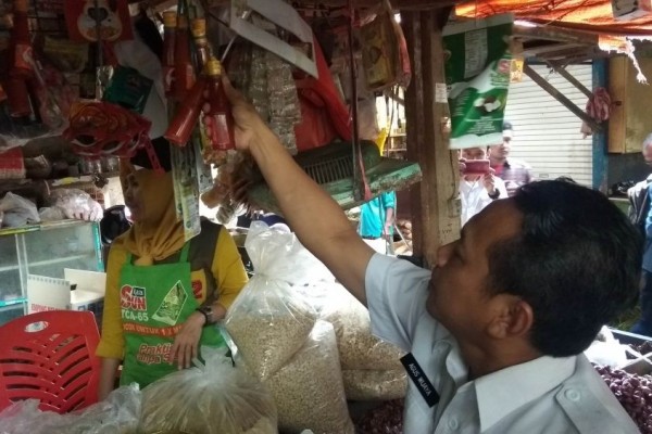 Razia Makanan, Koperindag Temukan Bahan Makanan Kadaluarsa