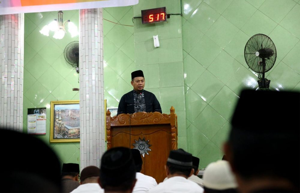 Safari Ramadan: PJ Wali Kota Iqbal Salat Subuh di Kecamatan Makassar