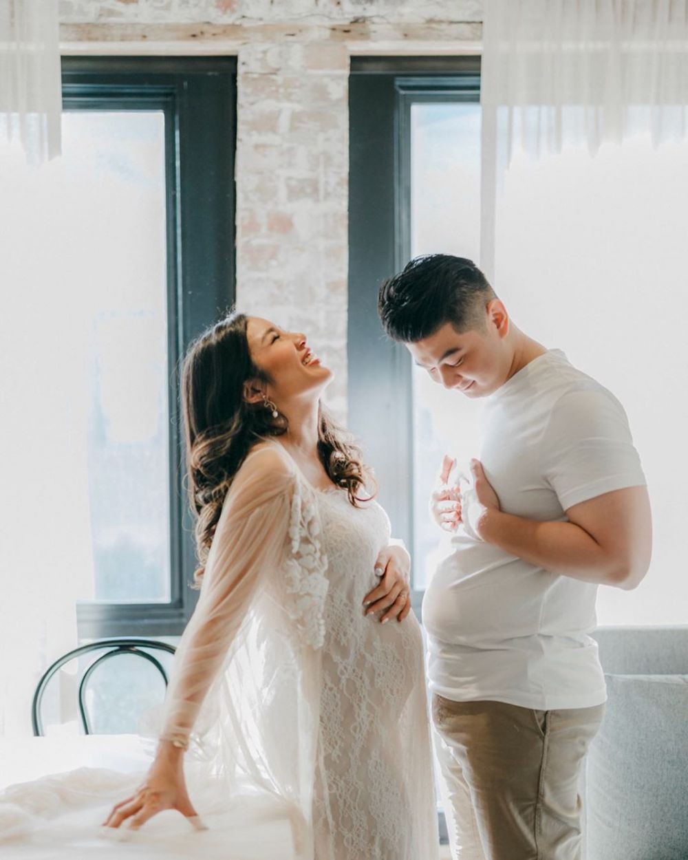 10 Potret Maternity Shoot Istri Chef Arnold Yang Hamil Anak Pertama