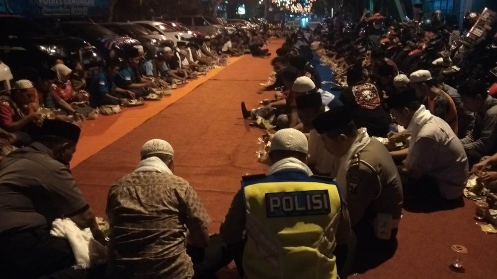 Bawa Obor dan Kentongan, Polisi Keliling Gang Bangunkan Warga Sahur