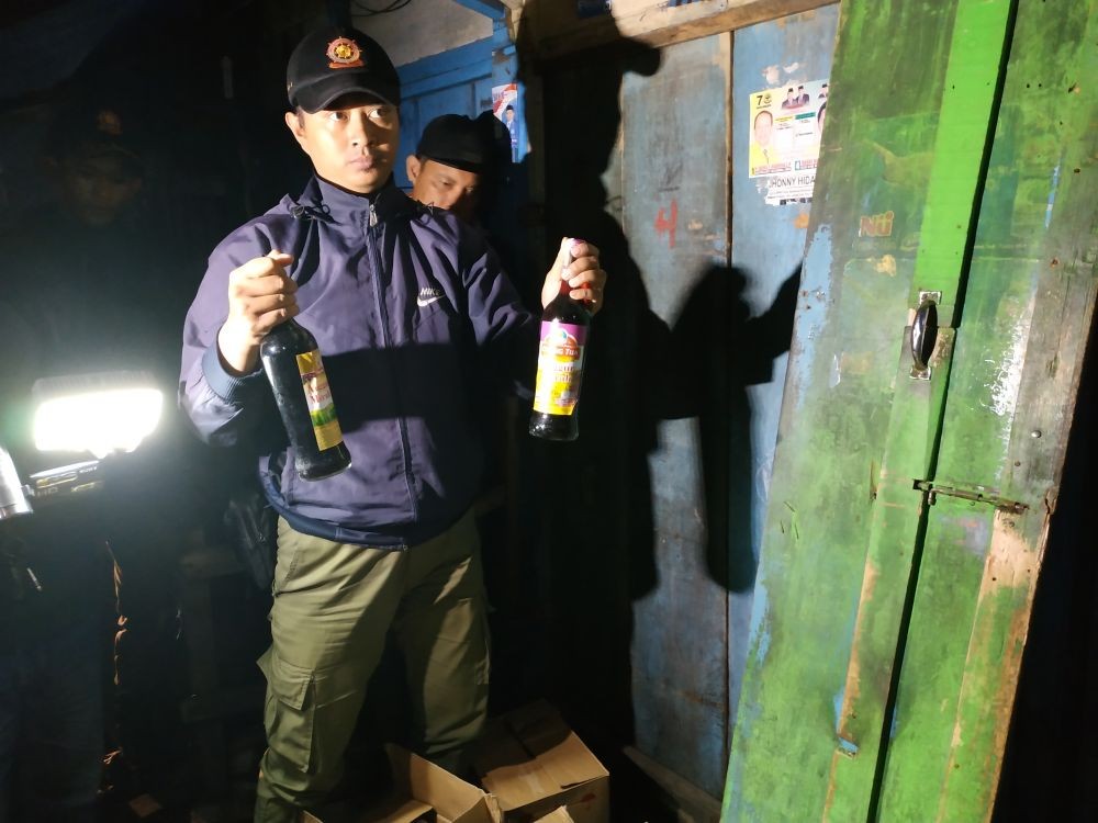 Satpol PP Bandung Amankan Ratusan Botol Miras dan Pasangan Mesum