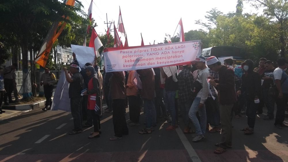 Massa Gabungan Demo Kantor KPU Lamongan, Tolak Aksi People Power