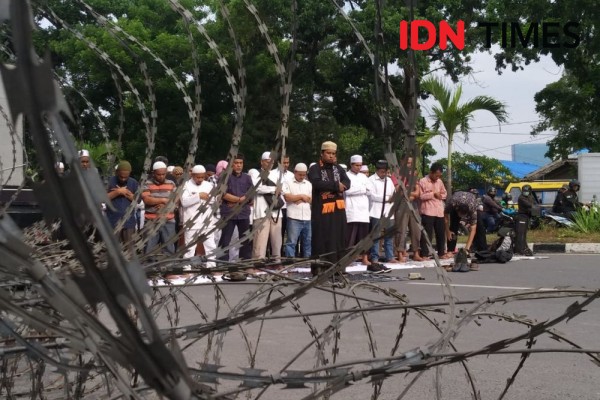 Massa Pro Prabowo-Sandi Disambut Kawat Berduri saat Geruduk Bawaslu