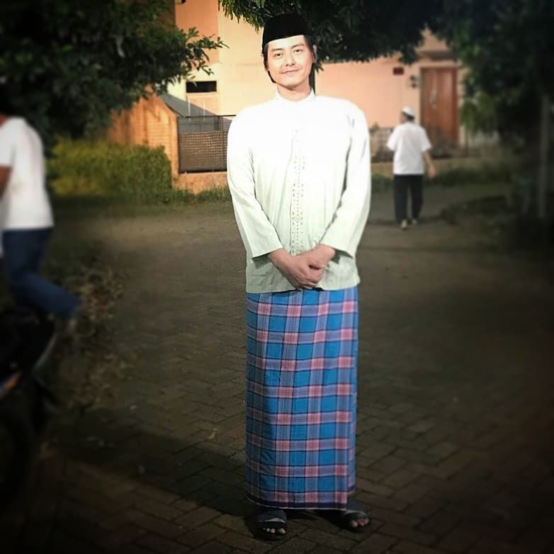 Makin Islami, 10 Momen Ramadan Pertama Roger Danuarta