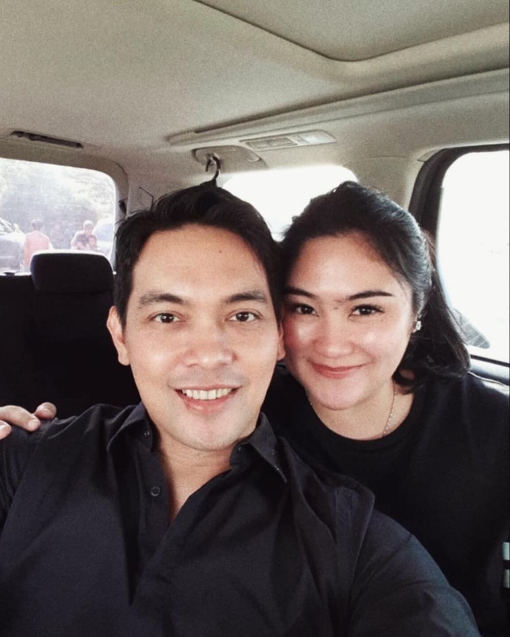 10 Potret Romantis Donnie eks Ada Band & Istri yang Jarang Terekspose