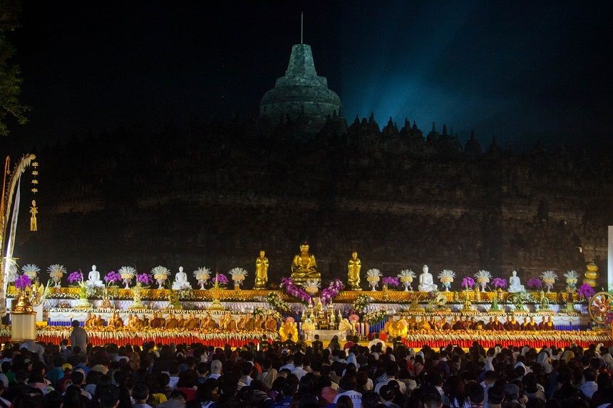 Umat Buddha Semarang Rayakan Waisak saat Gerhana Bulan Total