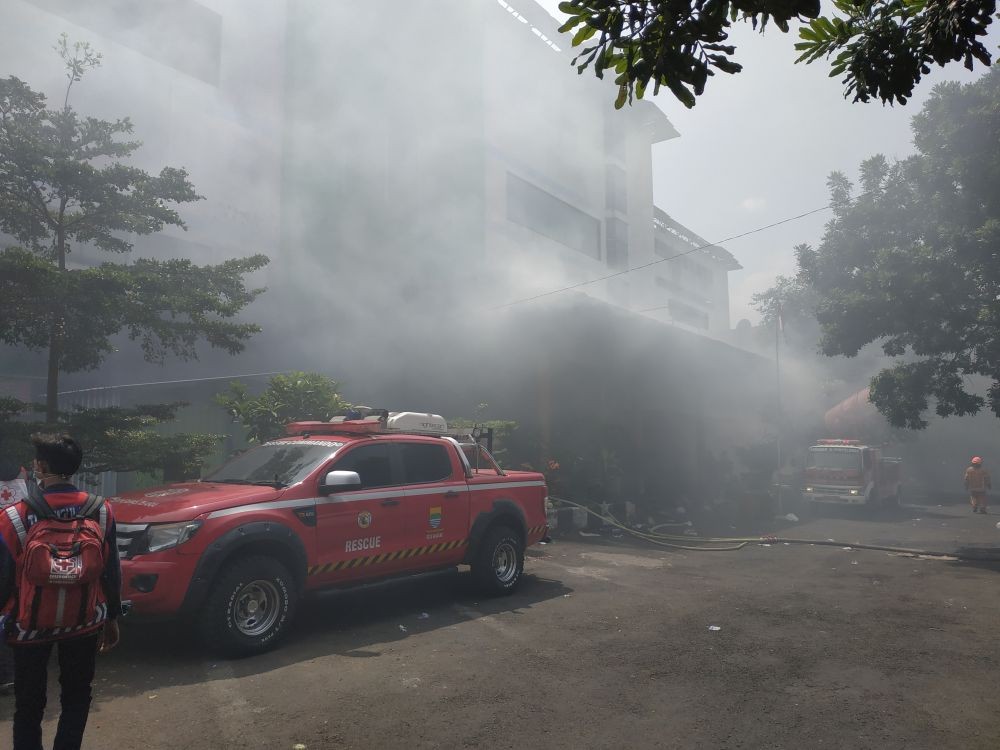 [Foto] 20 Jam Kebakaran Pasar Kosambi yang Sulit Dipadamkan