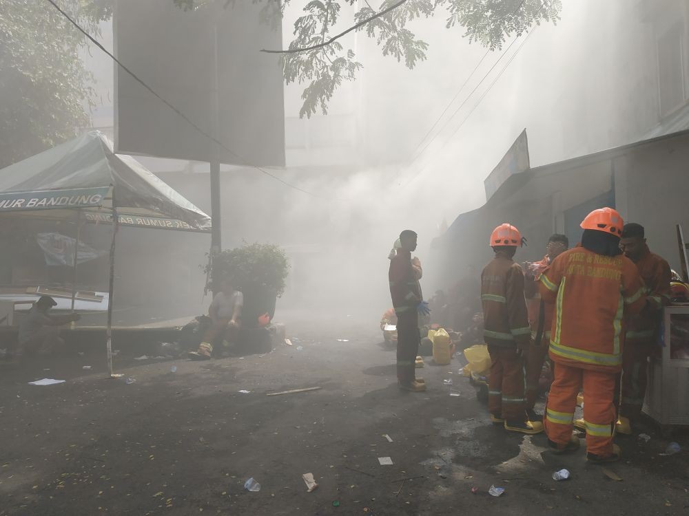 [Foto] 20 Jam Kebakaran Pasar Kosambi yang Sulit Dipadamkan