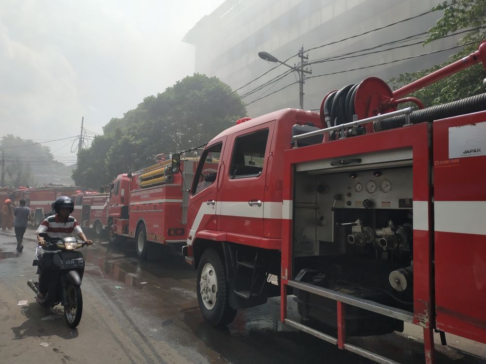 [Foto] 20 Jam Kebakaran Pasar Kosambi yang Sulit Dipadamkan