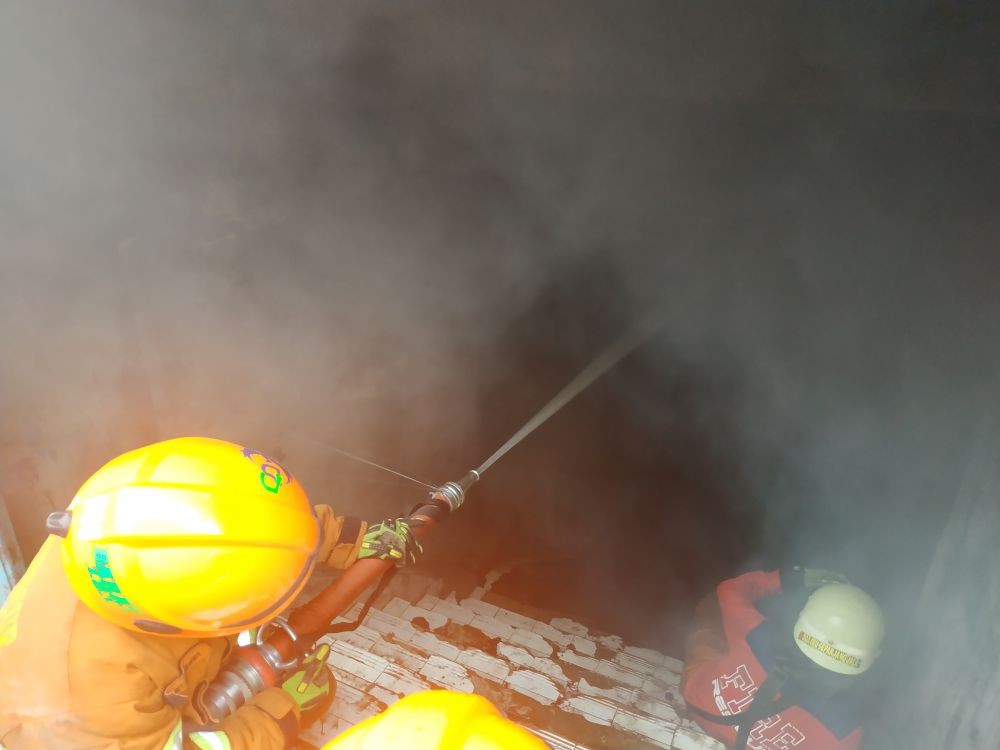 Diduga Korsleting, Rumah Makan 3 Lantai di Bukit Bintang Terbakar