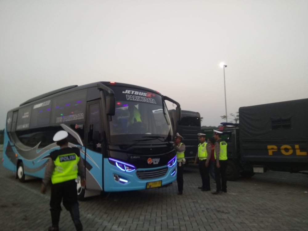 Jelang Aksi People Power, Polres Madiun Razia Bus Pariwisata 