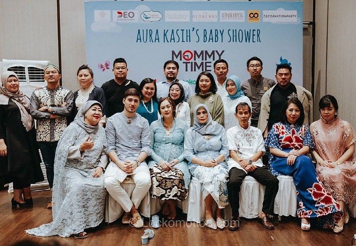 Didampingi Suami Tercinta! Ini 10 Momen 7 Bulanan Kehamilan Aura Kasih