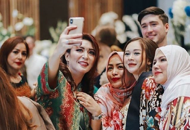Didampingi Suami Tercinta! Ini 10 Momen 7 Bulanan Kehamilan Aura Kasih