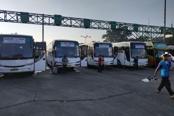 Penumpang Arus Balik Mulai Padati Terminal Leuwi Panjang Bandung