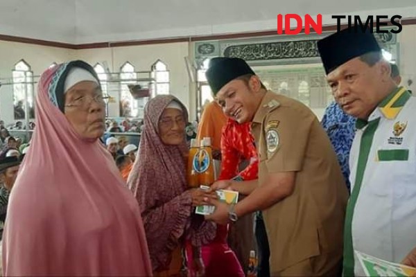 Ramadan, Pemkab Tapteng Serahkan Zakat kepada 482 Warga