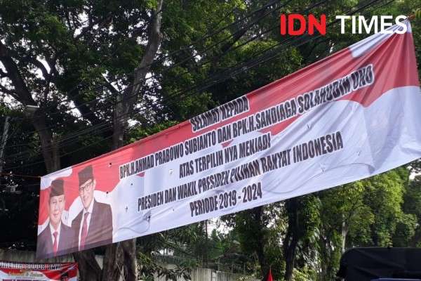 Spanduk Ucapan Selamat Prabowo Jadi Presiden Terpasang Di Kertanegara