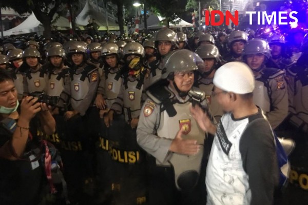 Usai Aksi, Massa di Bawaslu Jabat Tangan dan Selfie dengan Polisi