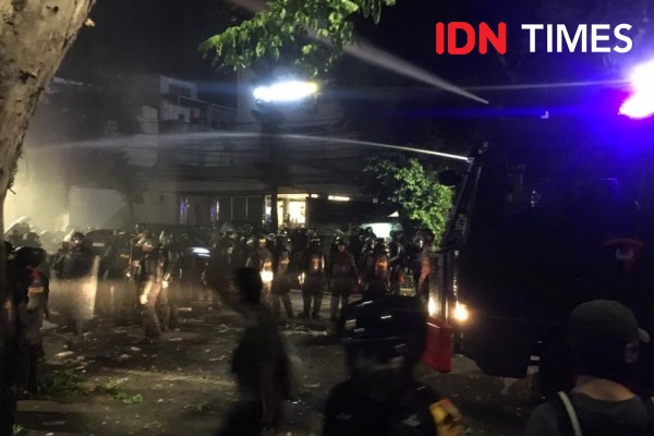 Sudah Lebih dari 5 Jam, Massa Masih Lakukan Perlawanan