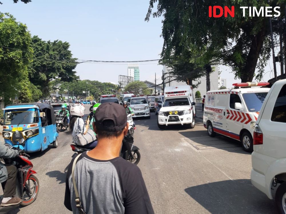 Kisah Pengawal Ambulans di Makassar Berpacu dengan Waktu 