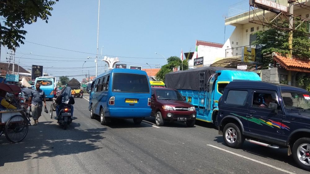 Pasang Pembatas di Tengah Jalan, Cara Polisi Urai Kemacetan Mudik