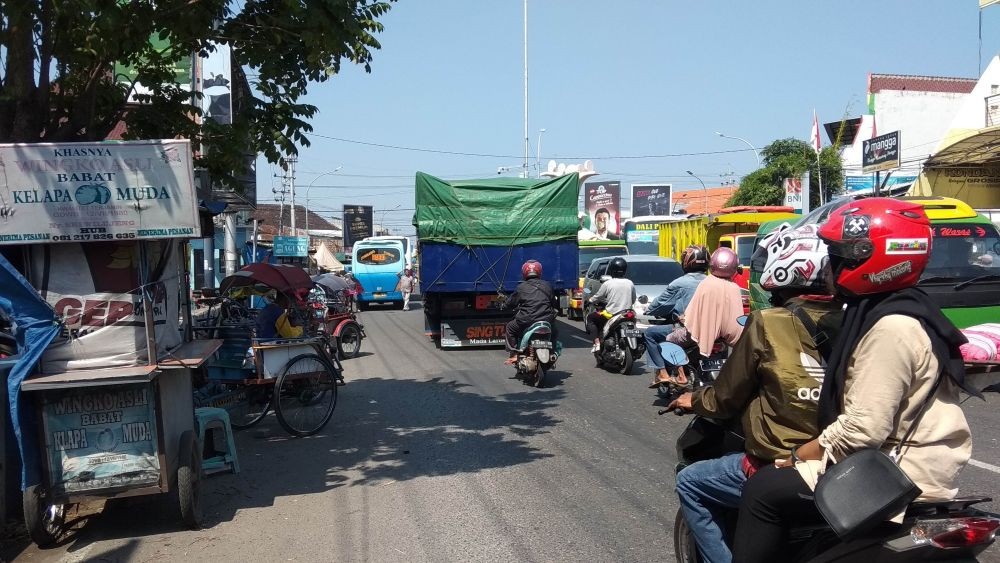Pasang Pembatas di Tengah Jalan, Cara Polisi Urai Kemacetan Mudik