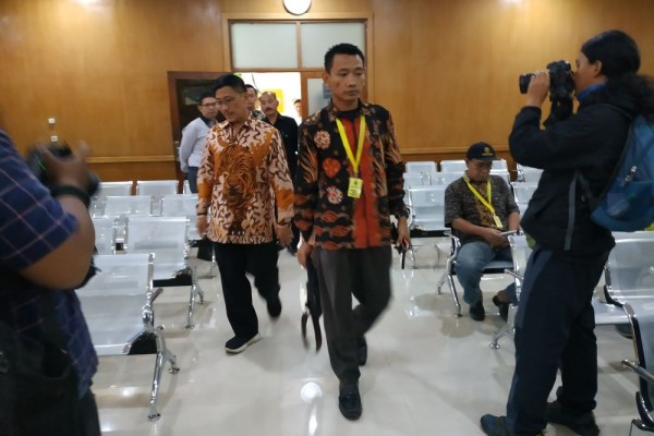Terbukti Korupsi, Mantan Bupati Cirebon Menangis Divonis 5 Tahun Bui