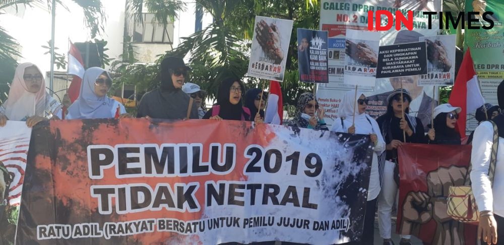 Emak-emak Aksi di KPU Surabaya: Kalian Curang Kami Perang