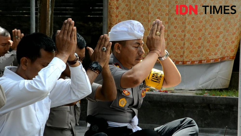 Puluhan Petugas Polisi di Denpasar Berdoa untuk Rekannya di Jakarta