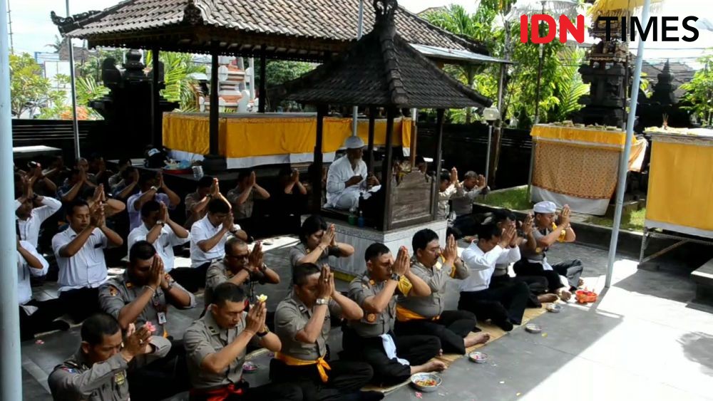 Puluhan Petugas Polisi di Denpasar Berdoa untuk Rekannya di Jakarta