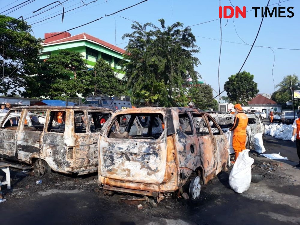 Begini Kondisi Belasan Mobil di Kompleks Brimob yang Dibakar Massa