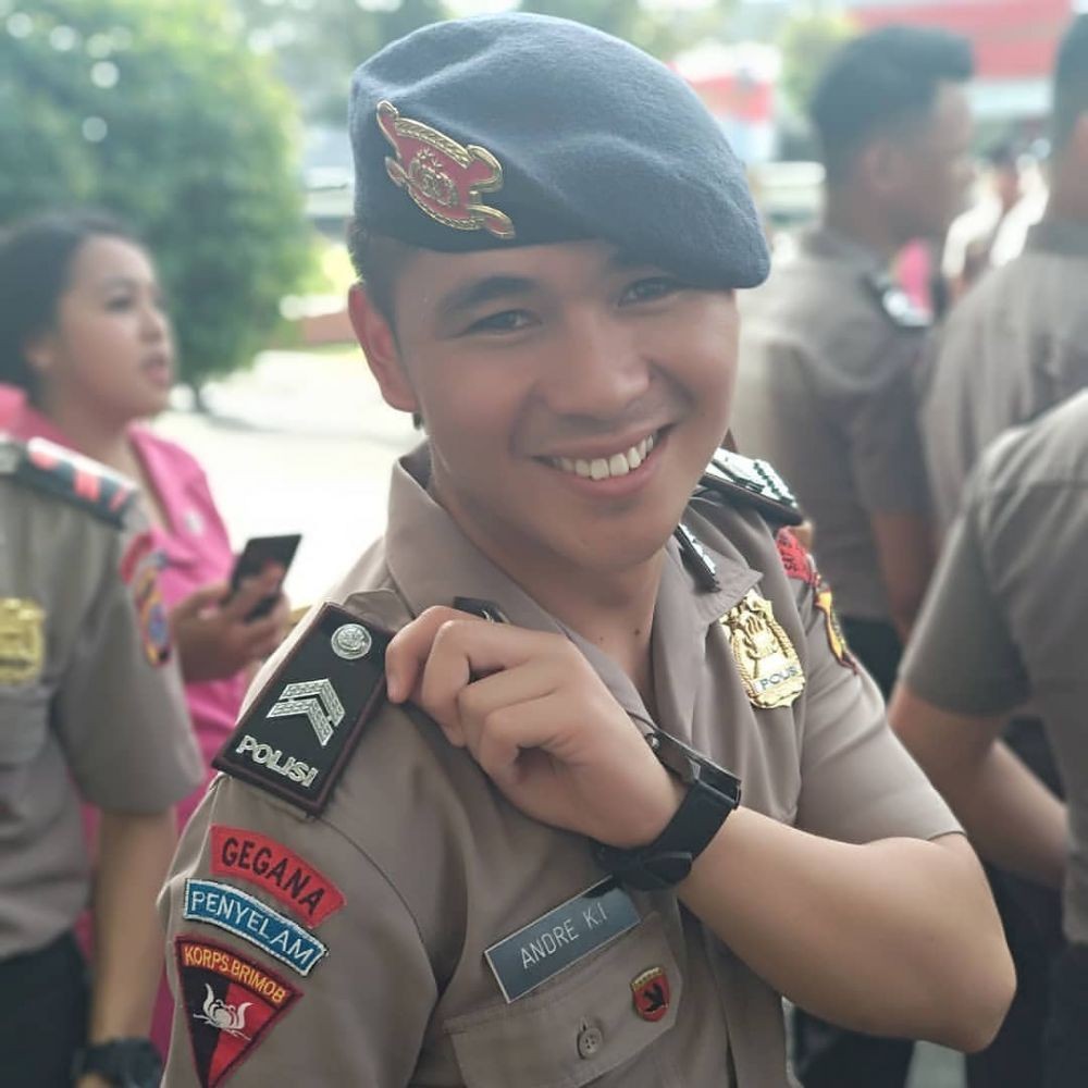 10 Potret Andre Iroth, Anggota Brimob Asli Manado yang Tengah Viral