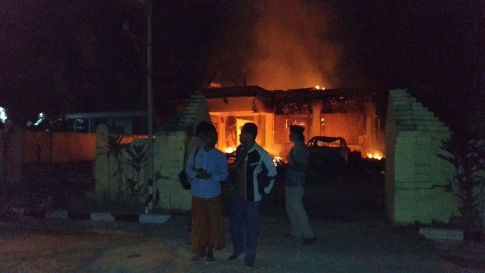 Kapolda Sebut Pembakar Mapolsek di Sampang Gunakan Bom Molotov