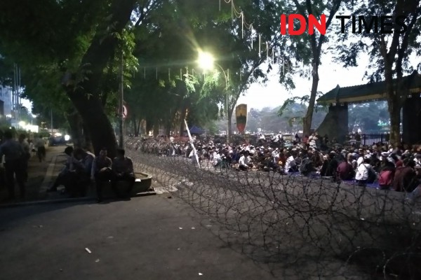 Massa Aksi dan Polri-TNI Buka Puasa Bareng di Depan Kantor DPRD Sumut