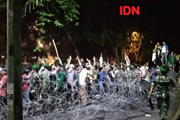 Detik-detik Kericuhan Demonstrasi di DPRD Sumut, Ini Penyebabnya