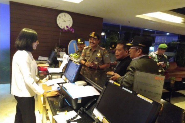 Patroli Gabungan, Petugas Gabungan di Malang Razia Miras Tak Berizin