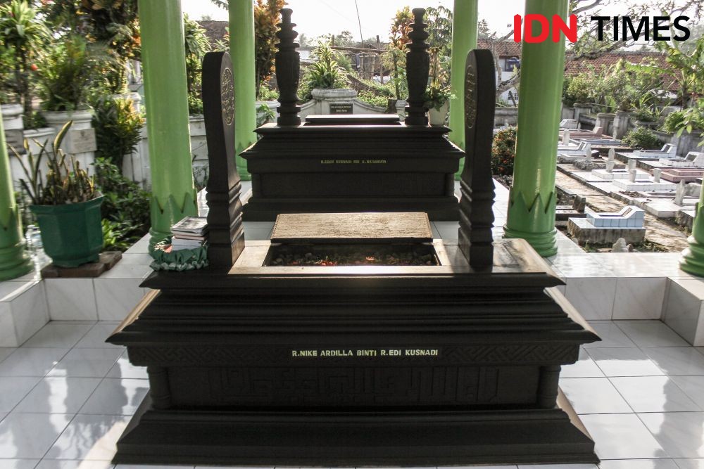 [FOTO] Mengunjungi Makam Nike Ardilla yang Asri Sekaligus Terbengkalai